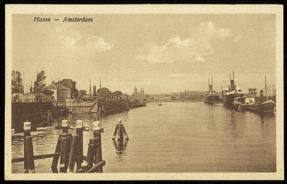 Voorhaven van het Noordhollandsch kanaal gezien naar het Afgesloten IJ. Uitgave J.V.A, Afb ANWU01784000001