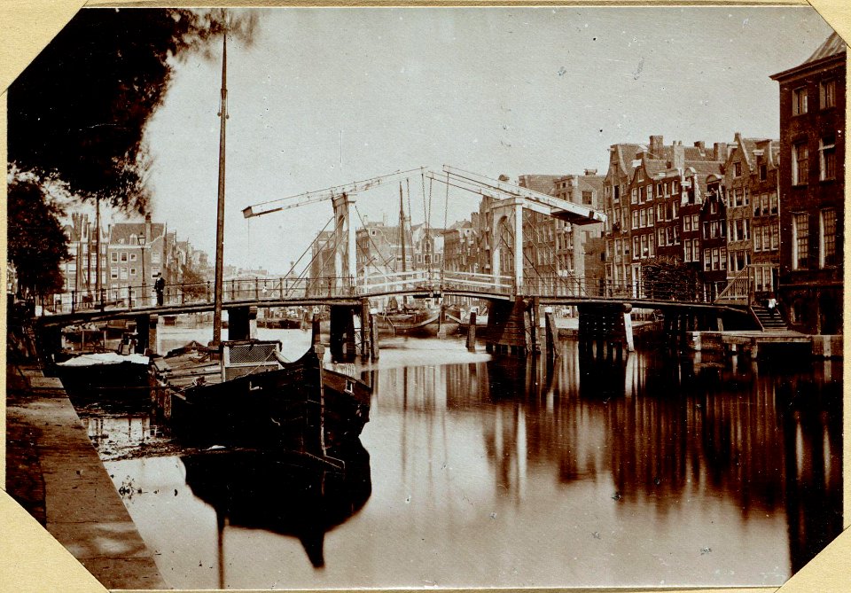 Voormalige Wipbrug over de Zwanenburgwal tusschen de Staalstraat en de Zwaneburgstraat Zwanenburgwal gezien in noorde 010094000571