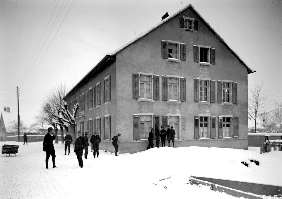 Vor der Soldatenstube (Schule) in Courtételle - CH-BAR - 3241058