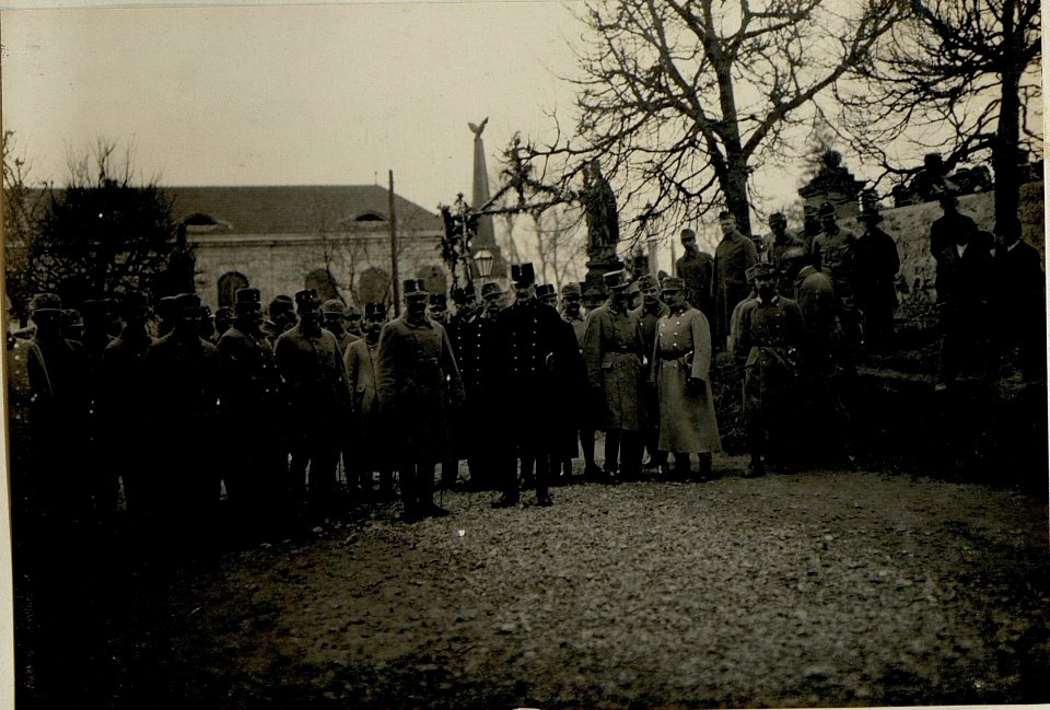 Vor dem Kirchengang, Ostern 1916 in Podhajce. (BildID 15521756)