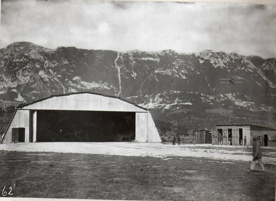 Vor der Verladung eines Kampfflugzeuges im Wippachtal. (BildID 15602031)
