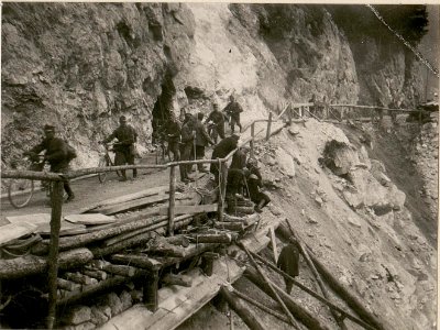 Vorgehende Radfahr-Patrouille.(der gesprengte Teil der Strasse bei Pietratagliata.) (BildID 15507178)
