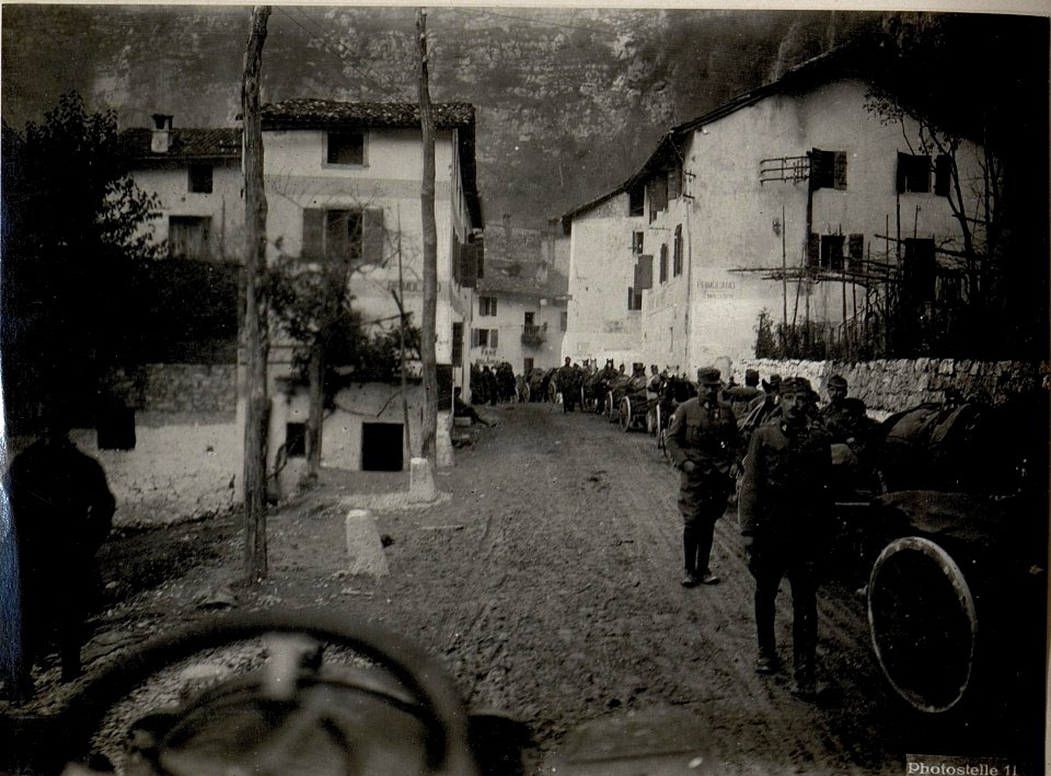 Vormarsch durch Primolano. (BildID 15635416)