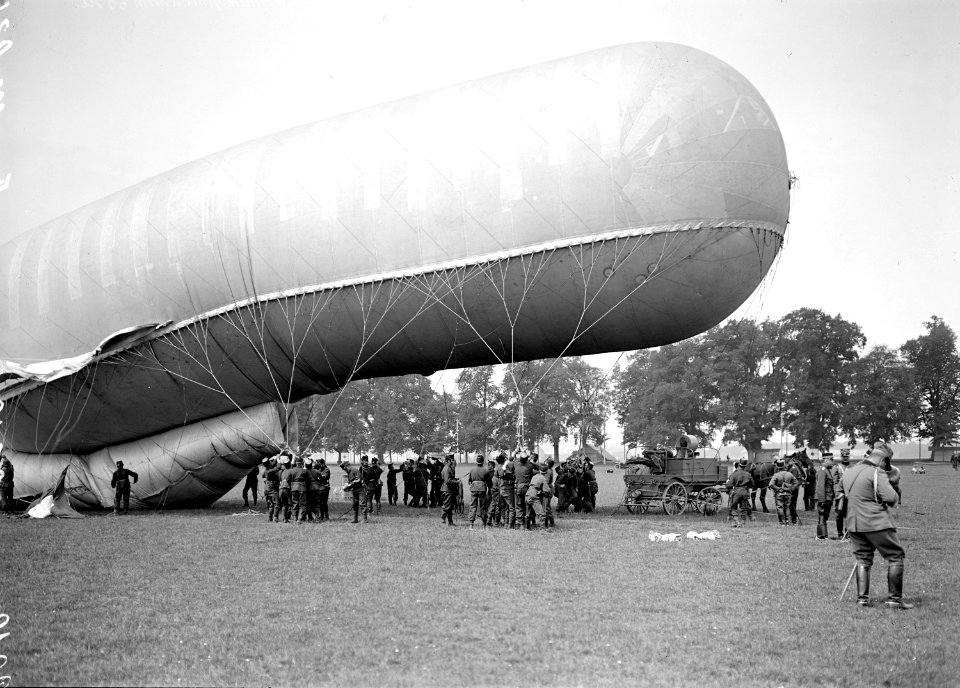 Vorbereitungen am Fesselballon vor dem Start - CH-BAR - 3238624