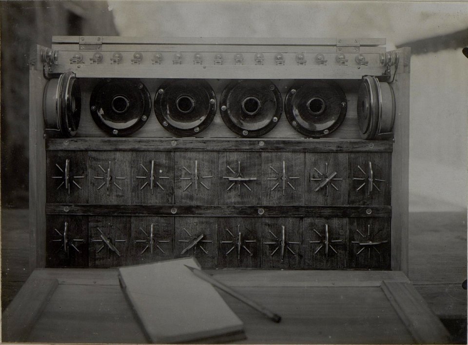 Vorderansicht einer eigens entwickelten Summerzentrale von der Telefonabteilung der 25. Infanteriedivision (BildID 15444931)