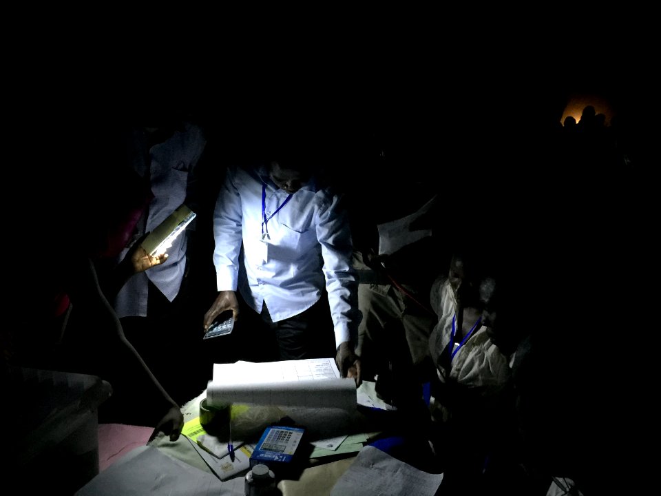 Vote couting during the 2016 Chadian presidential election3