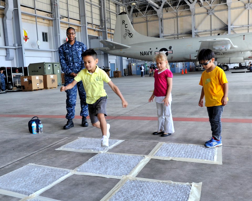 VP-46 Sailors host DoDDS school tour 140604-N-ZI955-060