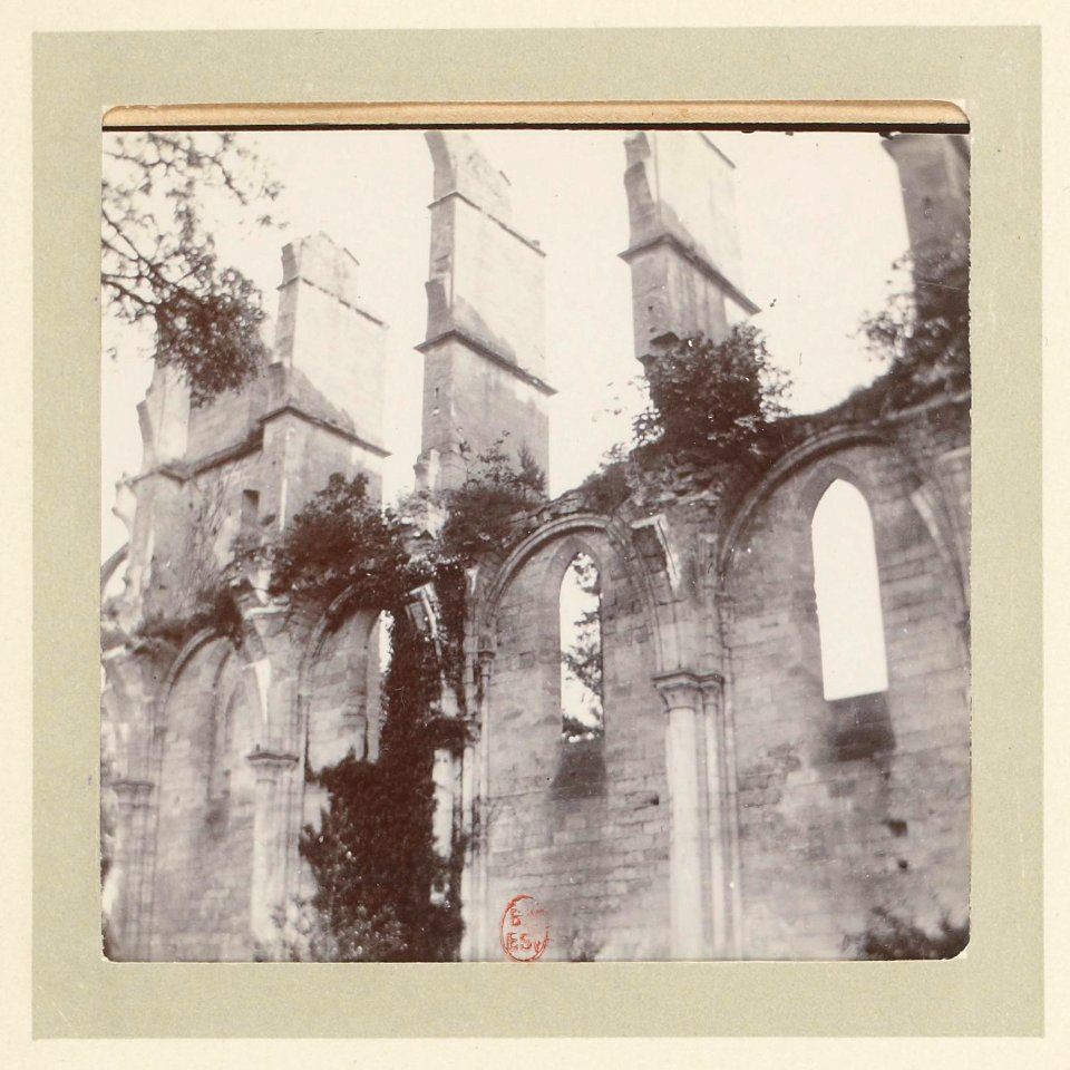 Voyages d'une famille parisienne Avril 1897 - Abbaye Notre-Dame de Longpont - p22-01
