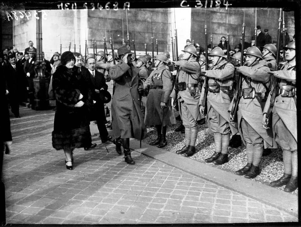 Voyage à Paris des Souverains d'Afghanistan - le roi et la reine au Poilu Inconnu, 1928