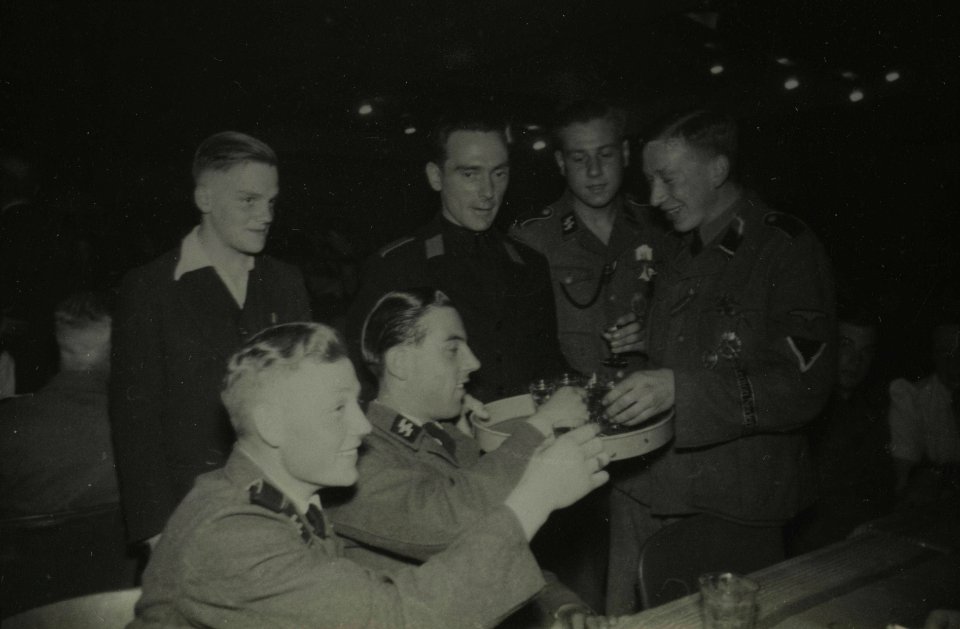 Vrijwilligerslegioen Nederland met verlof - Fotodienst der NSB - NIOD - 212278