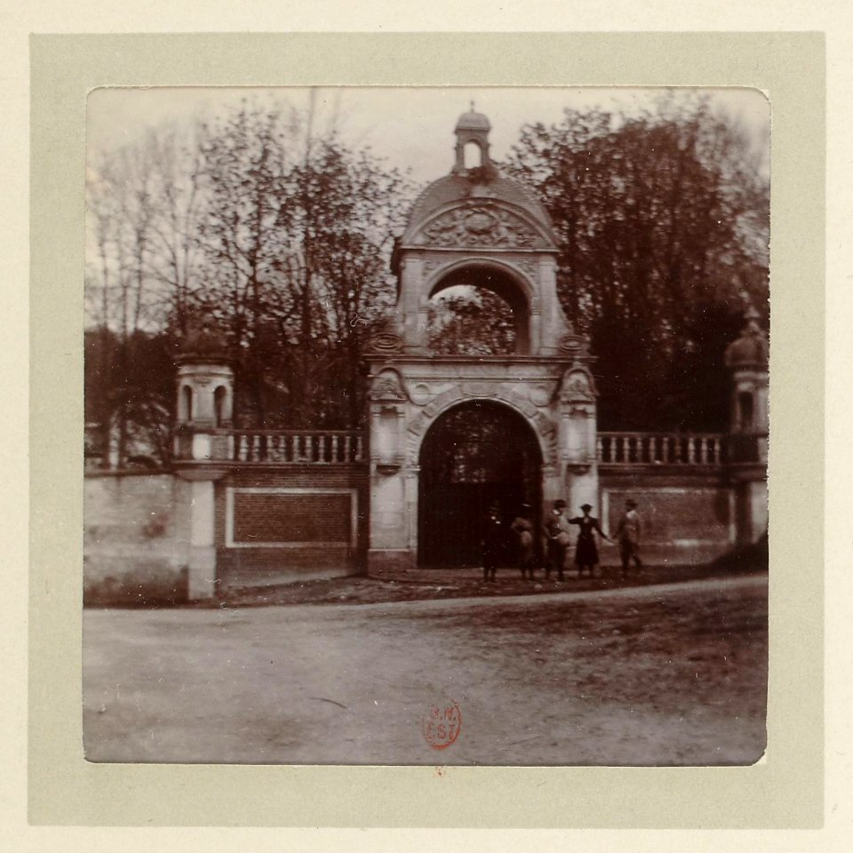 Voyages d'une famille parisienne Avril 1897 - Portail d'entrée de l'Abbaye de Saint-Wandrille - p7-01