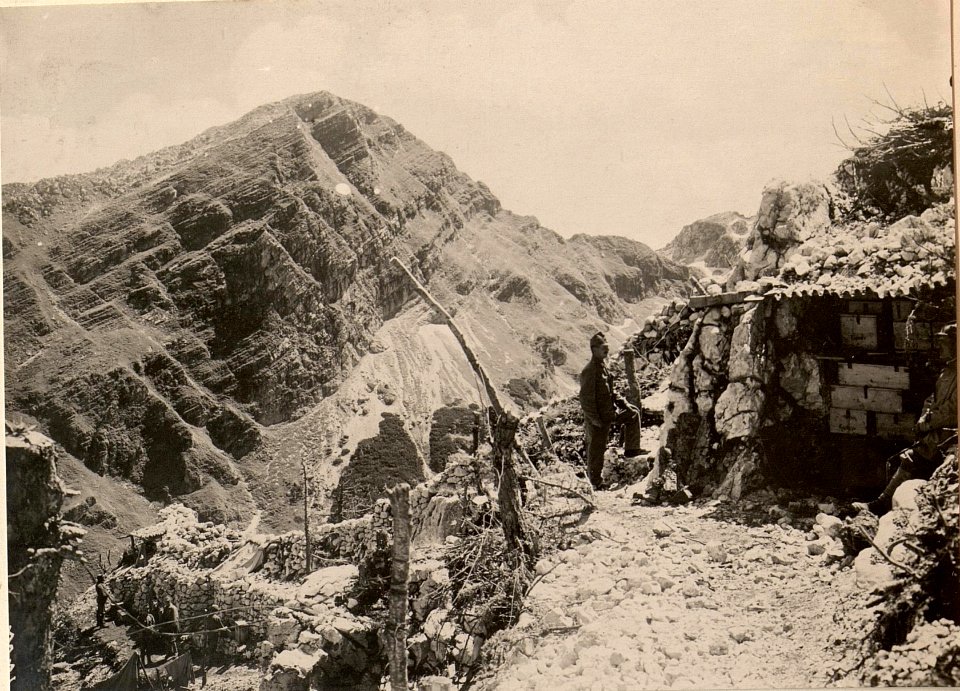 VRSIC (Spitze) mit Bereitschaftskaverne. Aufgenommen.am 29.VI.1916. (BildID 15476896)
