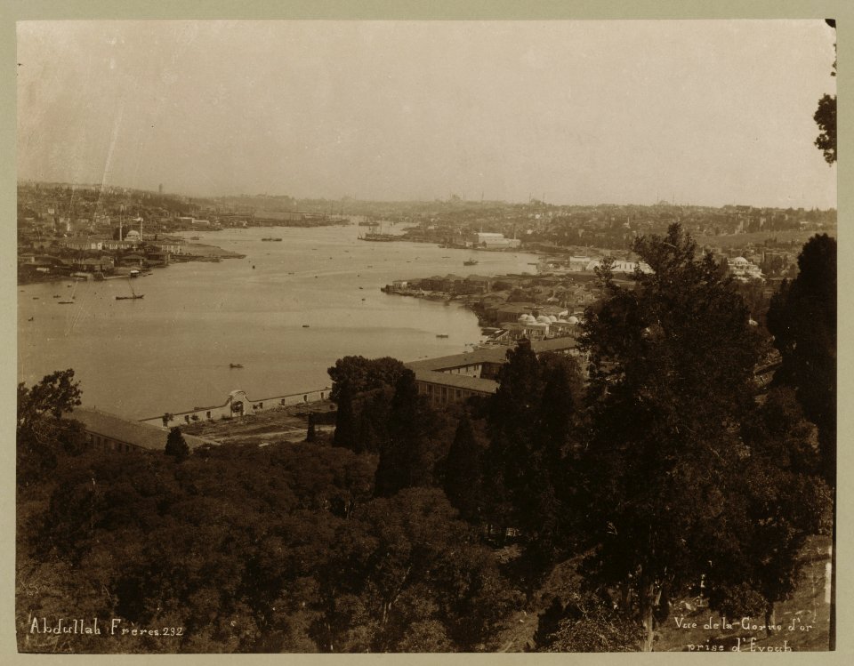 Vue de la Corne d'Or prise d'Eyoub - Abdullah Frères. LCCN2003677077