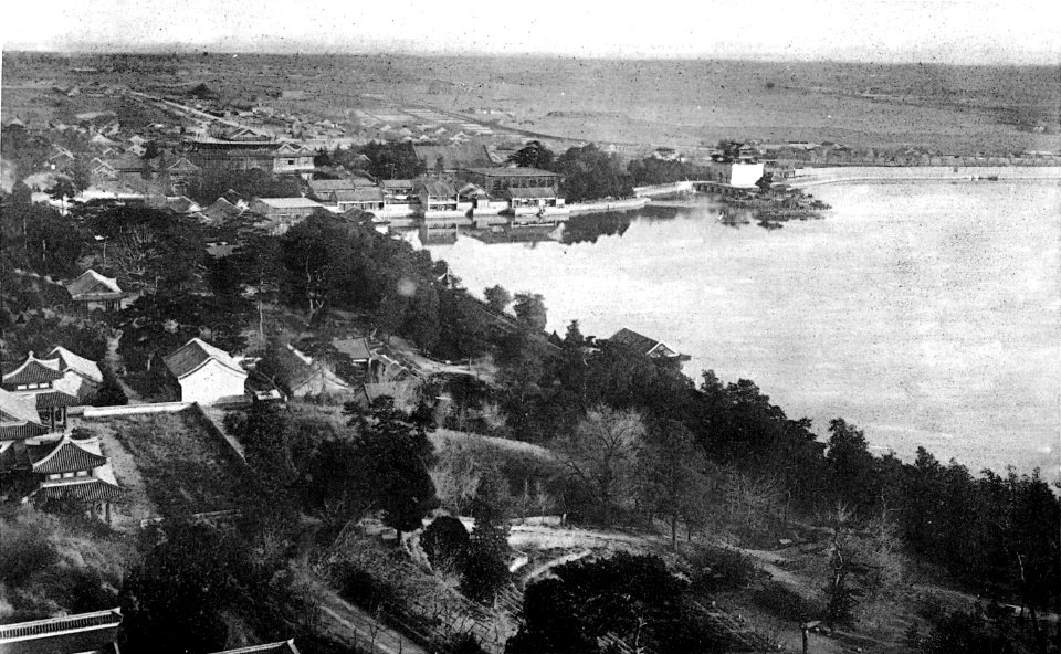 Vue du Palais d’Été et du lac voisin, prise du sommet de la pagode centrale à étages