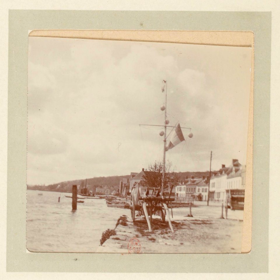 Voyages d'une famille parisienne Avril 1897 - Duclair quai de Seine - p5-04