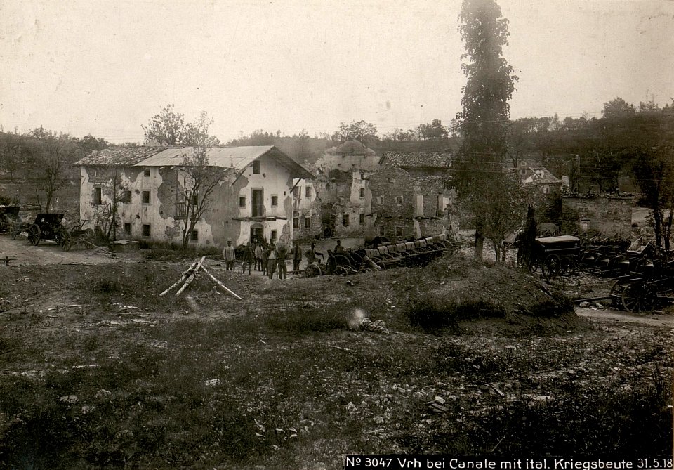 Vrh bei Canale mit ital. Kriegsbeute 31.5.18. (BildID 15618965)