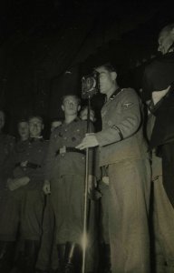 Vrijwilligerslegioen Nederland met verlof - Fotodienst der NSB - NIOD - 212271