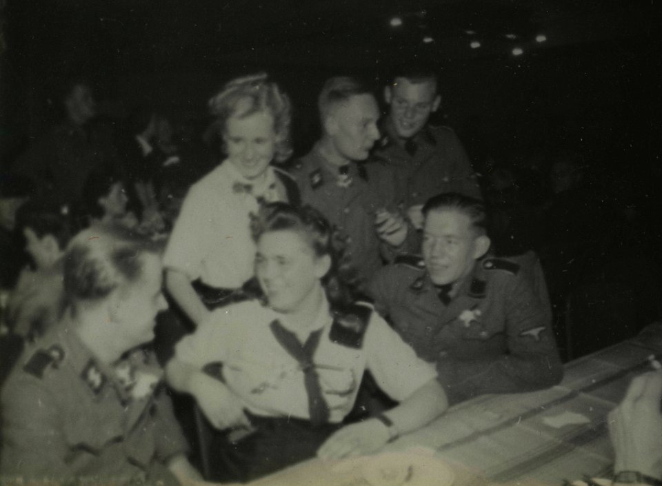 Vrijwilligerslegioen Nederland met verlof - Fotodienst der NSB - NIOD - 212277