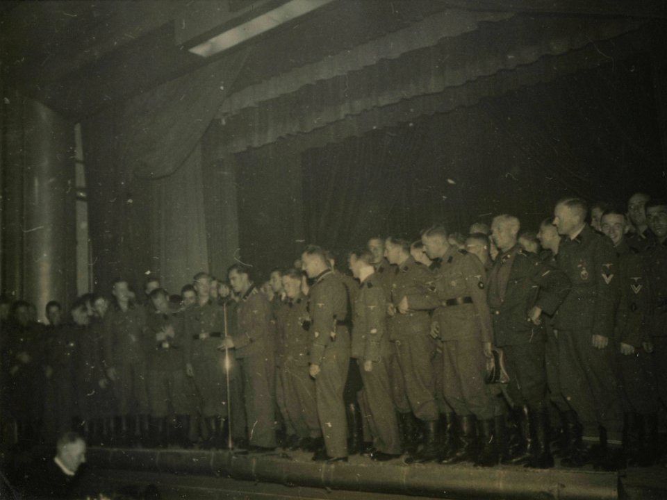 Vrijwilligerslegioen Nederland met verlof - Fotodienst der NSB - NIOD - 212272