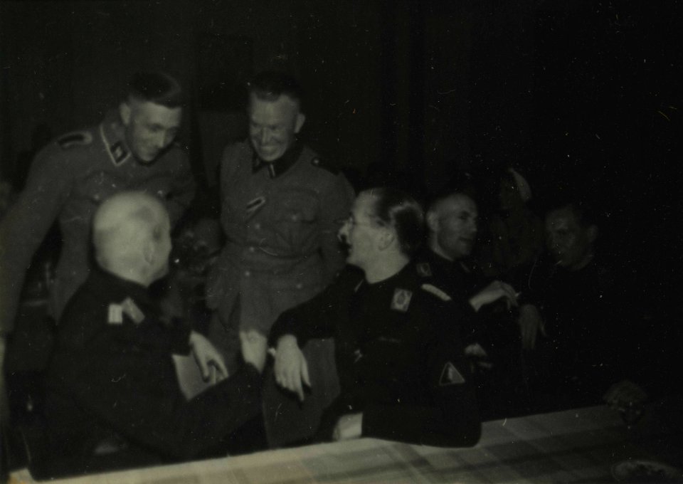 Vrijwilligerslegioen Nederland met verlof - Fotodienst der NSB - NIOD - 212274