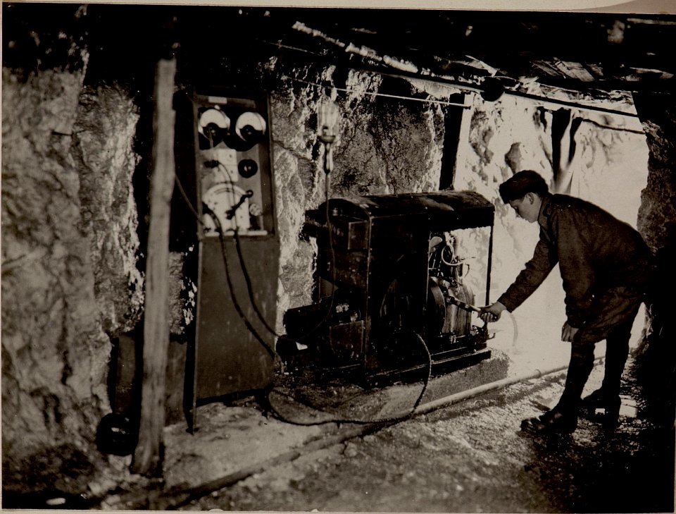 Vrsic Gipfel.Elektroanlage in der Gesteinbohrkaverne. (BildID 15482958)