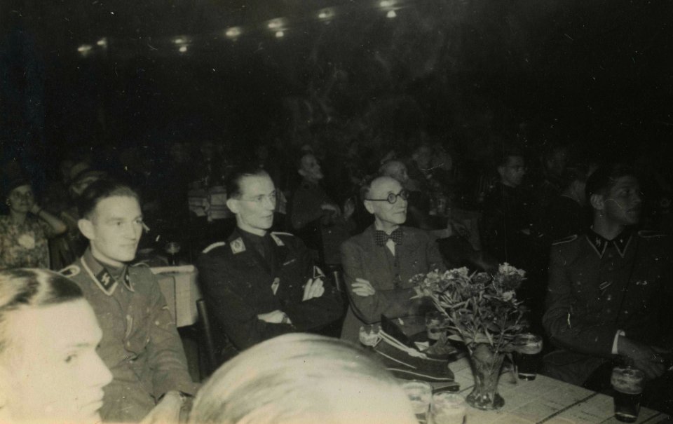 Vrijwilligerslegioen Nederland met verlof - Fotodienst der NSB - NIOD - 212287