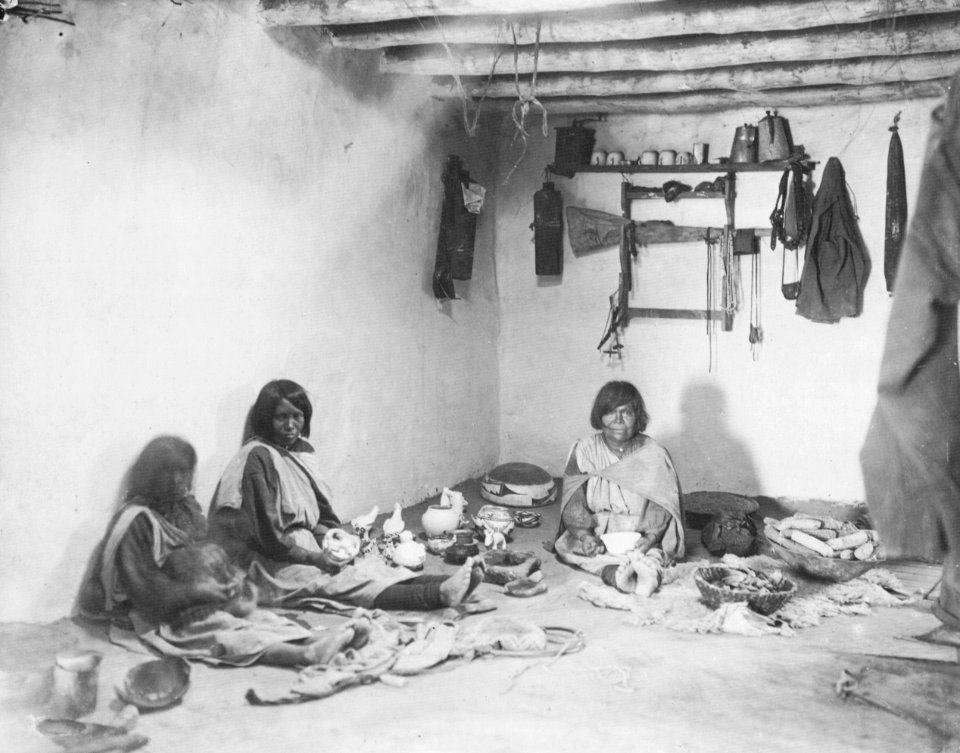 Vroman, Adam Clark - Wohnraum eines Zuni-Hauses (Zeno Fotografie)