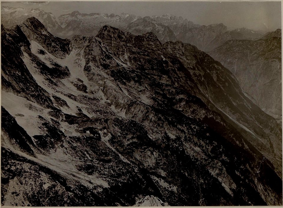 Vrsic Kote 1776 Lipnik, unterhalb eigene Stellungen auf Grebenom Golubar. Aufgenommen vom Vk.Lemez rechter Flügel. (BildID 15482391)