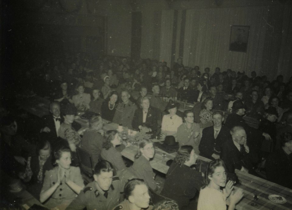 Vrijwilligerslegioen Nederland met verlof - Fotodienst der NSB - NIOD - 212267