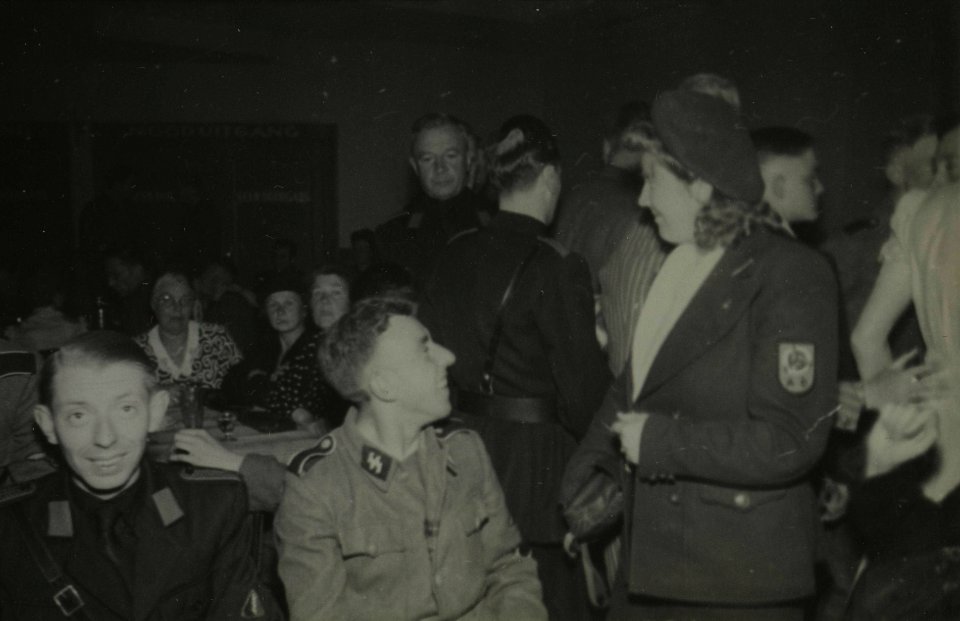 Vrijwilligerslegioen Nederland met verlof - Fotodienst der NSB - NIOD - 212279