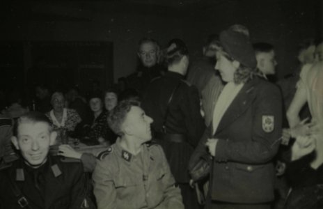 Vrijwilligerslegioen Nederland met verlof - Fotodienst der NSB - NIOD - 212279