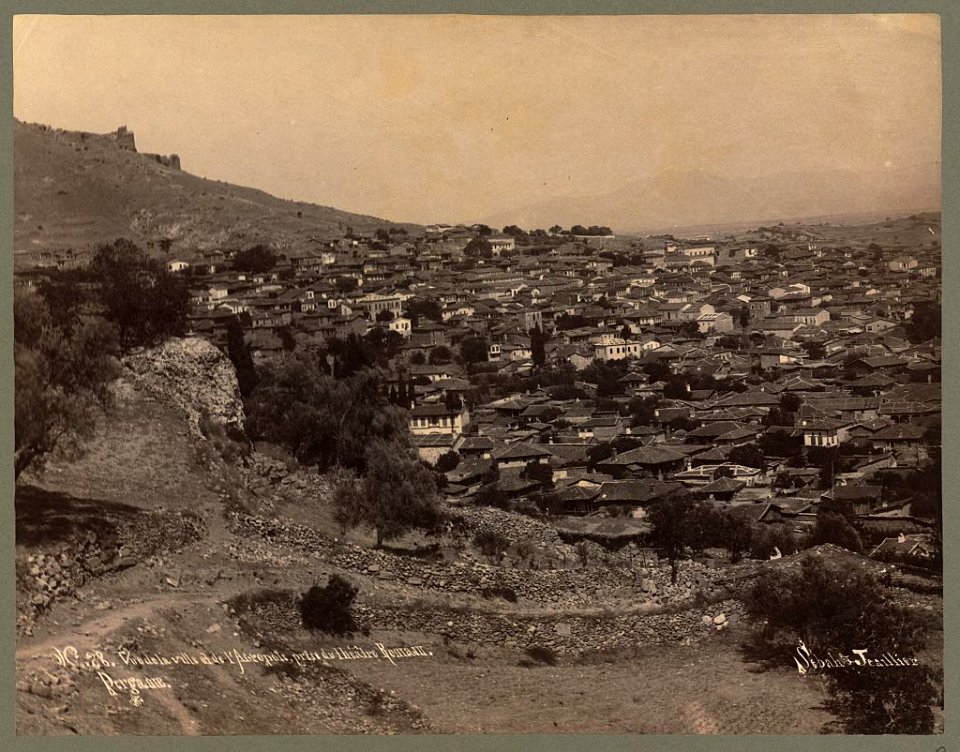 Vue de la ville et l'Acropole, prise du théâtre Roman, Pergame - Sébah & Joaillier. LCCN2003688208