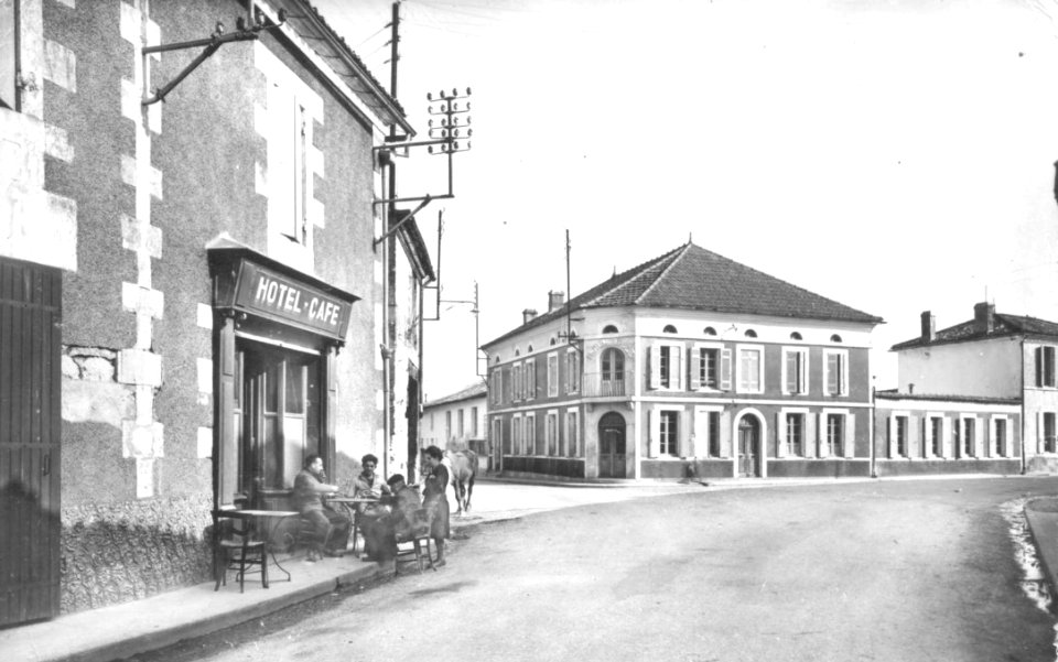 Vue de la mairie et de la place