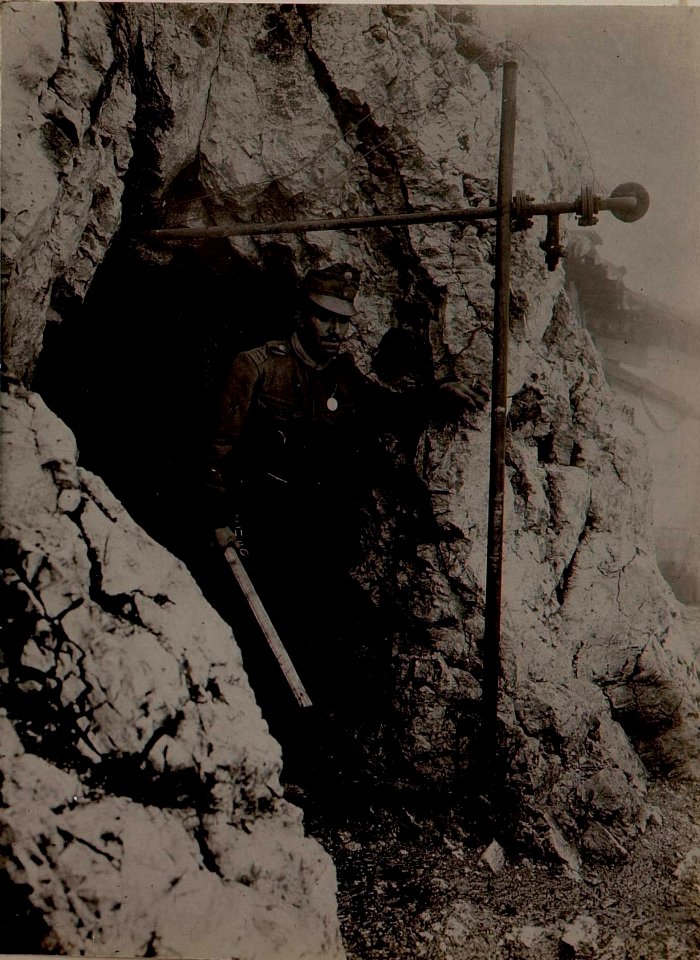 Vrsic Gipfel.Eingang in die Kaverne zur Gesteinbohranlage. (BildID 15482951)