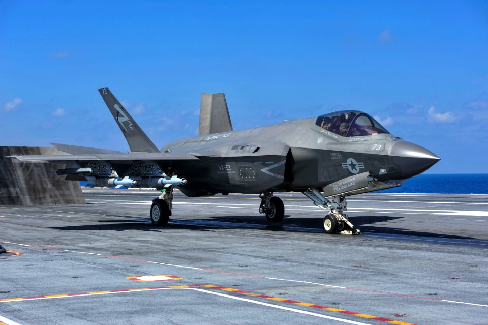 VX-23 F-35C Lightning II launching from USS George Washington (CVN-73) (160819-N-GN619-047)