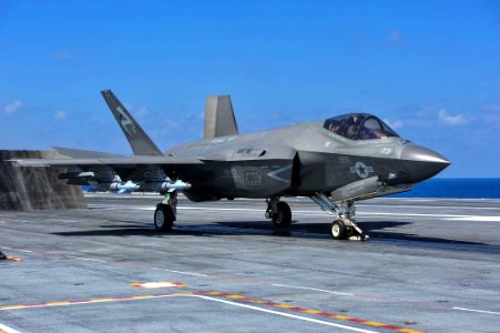 VX-23 F-35C Lightning II launching from USS George Washington (CVN-73) (160819-N-GN619-047)
