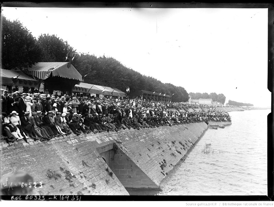 Vue générale des tribunes