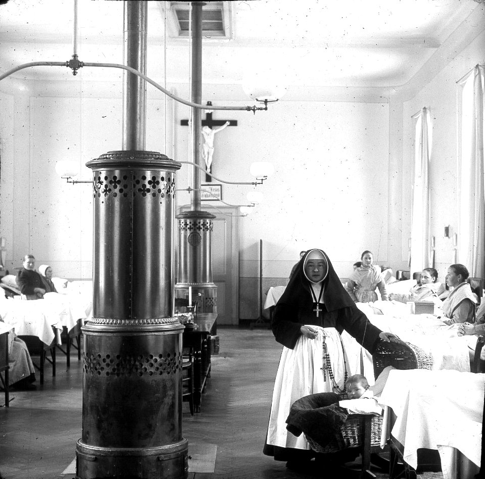 Vrouwenafdeling Gasthuis Calvariënberg, ca 1900 (RHCL, VKG 085)
