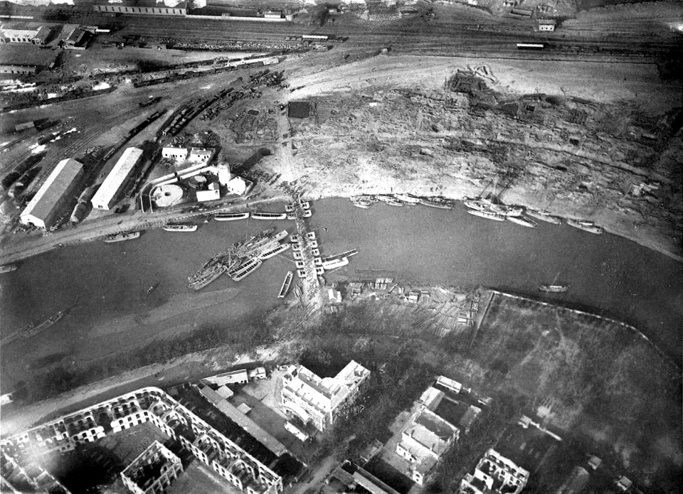 Vue prise en ballon - Pont établi par les troupes françaises sur le Peï-Ho; le chemin de fer et la gare se trouvent en haut du cliché; en bas, le quai de France sur la concession français