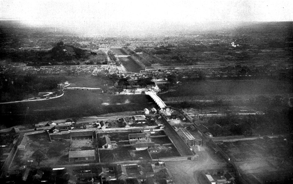 Vue prise en ballon, montrant le Palais de la Rotonde et les deux Ponts de marbre, la Montagne de Charbon ou Meï-Chan, la partie nord du Palais Impérial