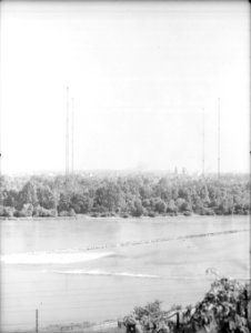 Vue de Villeurbanne depuis Crépieux - le relais de la Doua et les tours des Gratte-Ciel