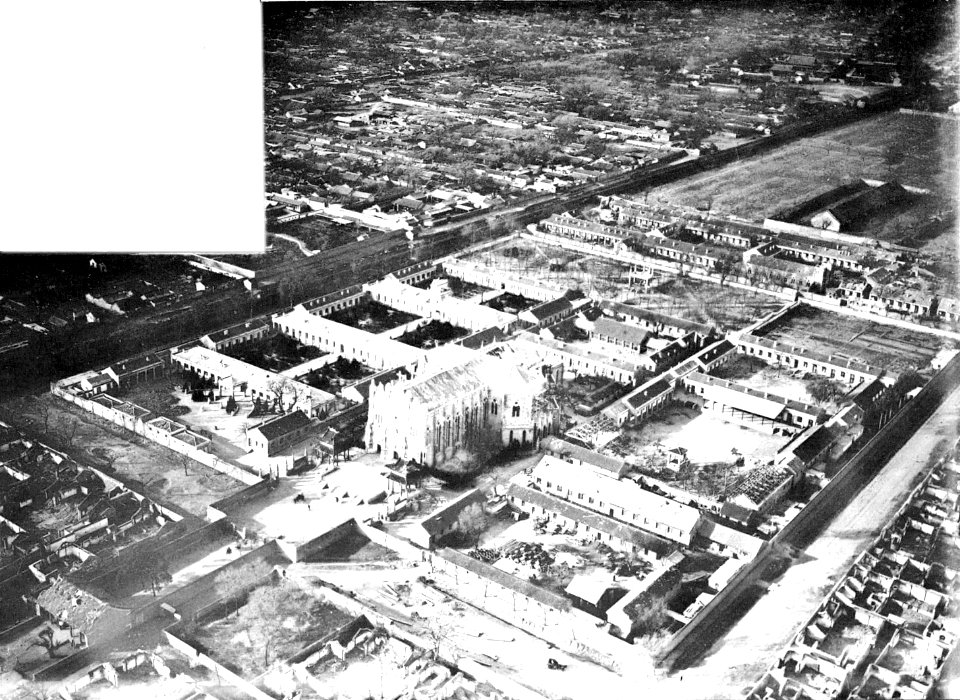 Vue de Pékin prise en ballon, comprenant la nouvelle Cathédrale ou nouveau Pétang et les bâtiments de la Mission catholique
