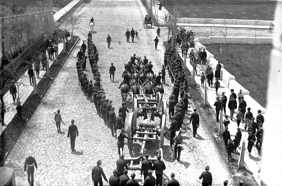 Vue en plongee prise de la porte Saint-Louis sur un transport de canon Palliser de 15 tonnes. La Grande Allee Est vers 1895