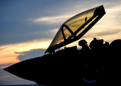 VX-23 pilot preparing to exit his F-35C Lightning II on USS George Washington (CVN-73) (160818-N-VH385-168)