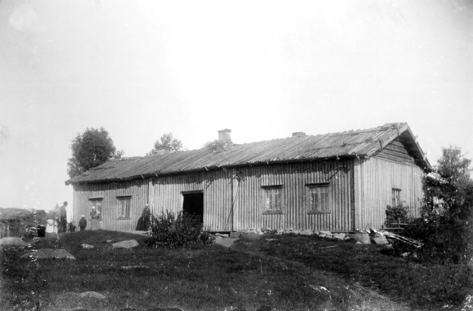 Värmland, Östmark socken. Åkersberg, Simola. Från sydost. Dubbel rökstuga med rum för två familjer - Nordiska museet - NMA.0078688