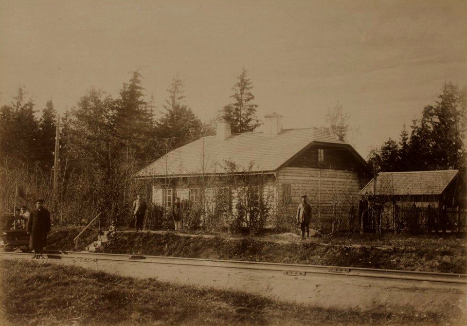 Väike raudteetööliste elamu Ozoli kõrtsi (Ozolkrogs) lähistel - The small railroad workers house by the Ozol tavern (Ozolkrogs) (12809972045)