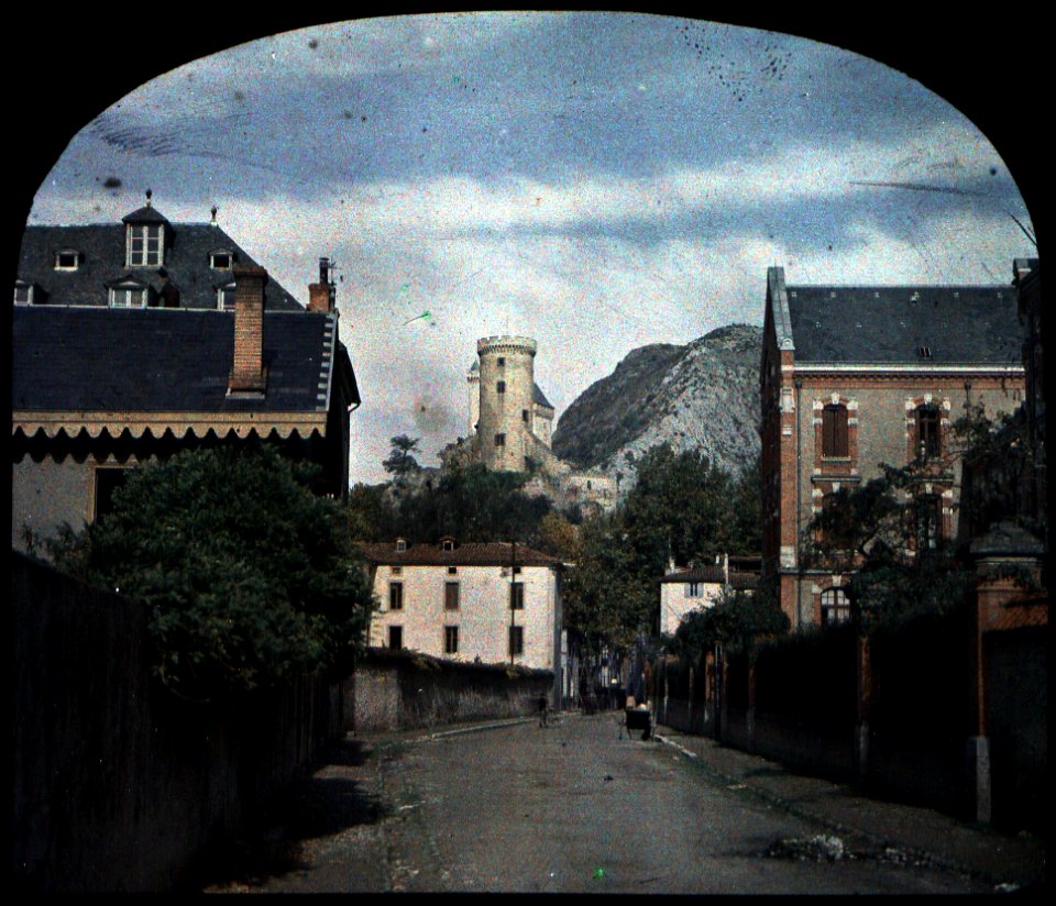 Vue sur le château de la rue du Lycée, Foix (TRU C 395)