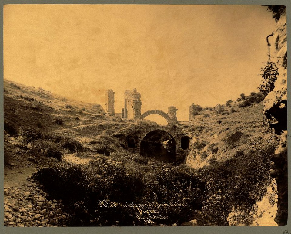 Vué intérieure de l'Amphithéâtre. Pergame - Sébah & Joaillier. LCCN2003667969