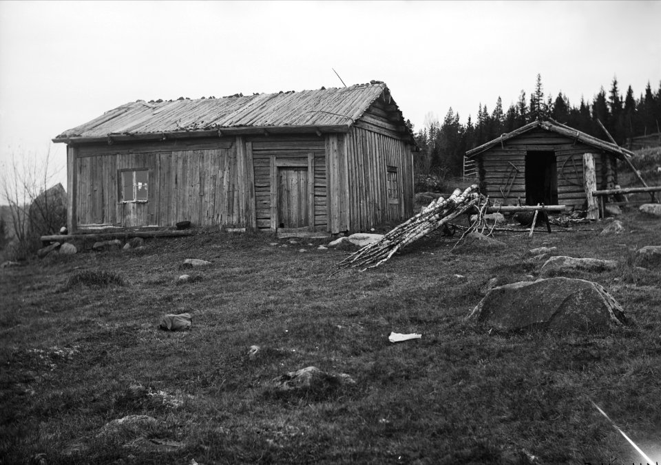 Värmland, Älvdals hd, Nyskoga sn, Arnesberg, Rajsk. Rökstuga fr. sydost - Nordiska museet - NMA.0048355