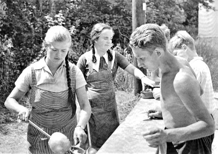 W Kleinfeldt - Essensausgabe im Sommerlager der Tübinger HJ in St. Johann (Juli 1935) (TJiG10)